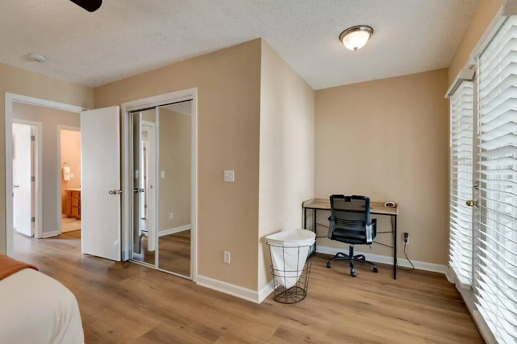 Cozy & Fun Apartment By Broadway, Room For 8! Nashville USA